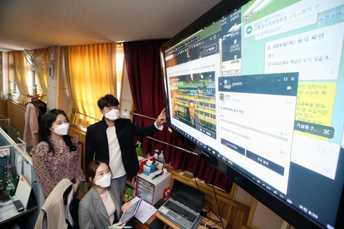 '교사가 전화로 잠 깨우고…' 온라인 개학 첫날 곳곳서 차질