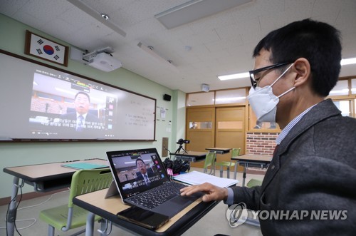 '교사가 전화로 잠 깨우고…' 온라인 개학 첫날 곳곳서 차질