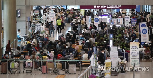 가족·룸메이트 등 미국발 입국자들 잇따라 확진…서울 613명(종합)