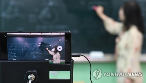 온라인개학 첫날 EBS 1시간15분 장애…학생·교사들 접속 불편(종합)