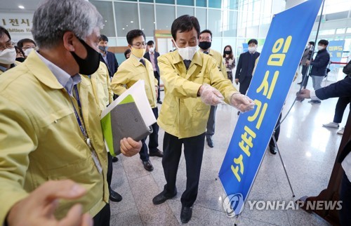 진영 장관, 내일 총선 준비 점검 "투표소 내 거리두기 지켜야"