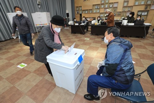 [사전투표] 제주, 마스크·티슈로 입막고 투표…"미리 분산투표" 분위기