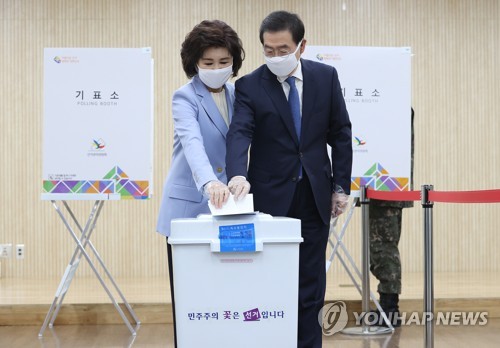 [사전투표] 박원순 서울시장 부부, 비닐장갑 끼고 나란히 투표