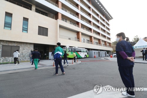 코로나19 경증환자들, 야외서 가운·장갑 착용 후 사전투표