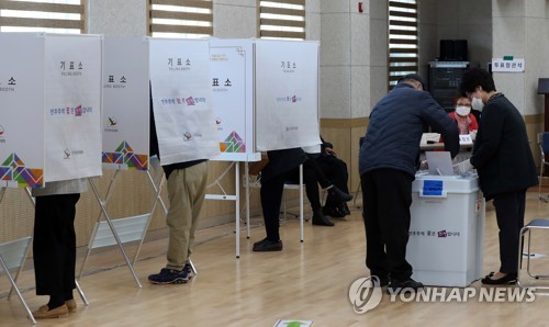 [사전투표] 한표 행사 청주 시민 "안내 따라 하니 불안 없어요"