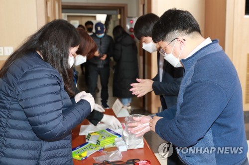 [사전투표] 한표 행사 청주 시민 "안내 따라 하니 불안 없어요"