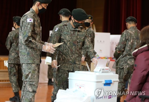 [사전투표] 출근길 직장인에 장병까지…점심시간에 한표 행렬(종합)