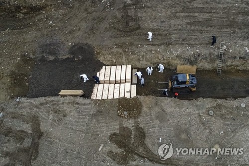 미, 조기 정상화 논쟁…"점진적 재개" vs "제2의 물결 닥칠것"