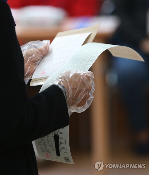 [사전투표] 비닐장갑낀 채 수시로 간격 유지하며 '한표 행사'(종합)