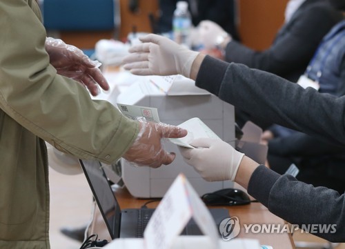 [사전투표] 비닐장갑낀 채 수시로 간격 유지하며 '한표 행사'(종합)