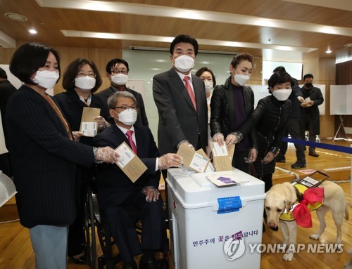 [사전투표] 미래한국 원유철 "새로운 미래 위해 '미래형제당' 선택해달라"