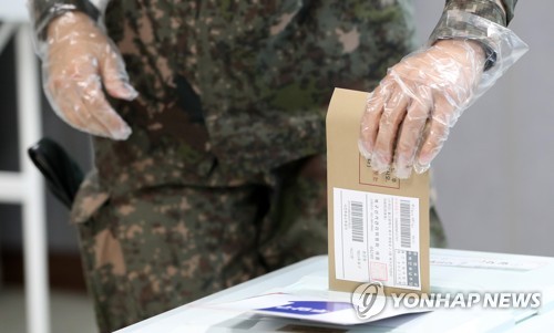 [사전투표] 100ｍ 넘는 긴 줄에도 거리두기…점심에 짬 내 '한 표'(종합)