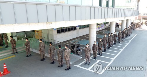 [사전투표] 강원 100ｍ 넘는 긴 줄 이어져…전산망 다운돼 '혼선'