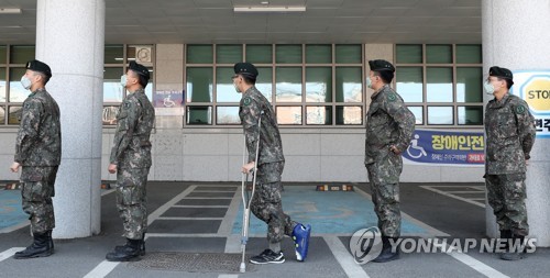 [사전투표] "투표는 꼭 해야"…1ｍ 간격으로 심은 '민주주의 꽃'