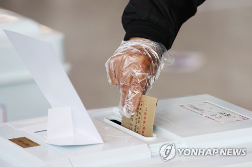 [사전투표] 코로나 뚫은 선거 열기…점심시간 투표소 북적