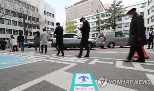 중국 연구진 "코로나19, 공기 중에선 환자로부터 4ｍ까지 확산"