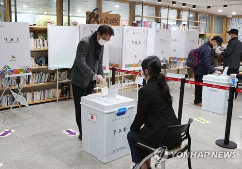 [사전투표] 경남 투표 열기 후끈…시간당 3만명 투표소 찾아(종합)