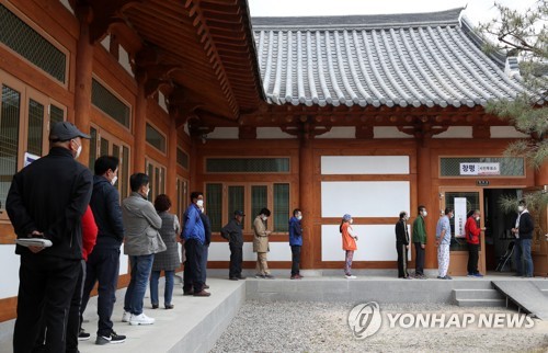 [사전투표] 코로나도 못 막은 투표 행렬…1ｍ 이상 배려 속 소중한 한표(종합)