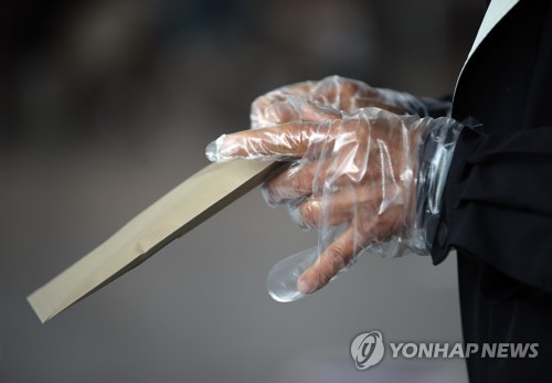 [사전투표] 주말 맞아 가족이 함께…어린 자녀 둔 부부는 번갈아 투표