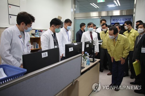 정총리, 1달 만에 대구 방문…"코로나19 싸움 아직 끝나지 않아"(종합)