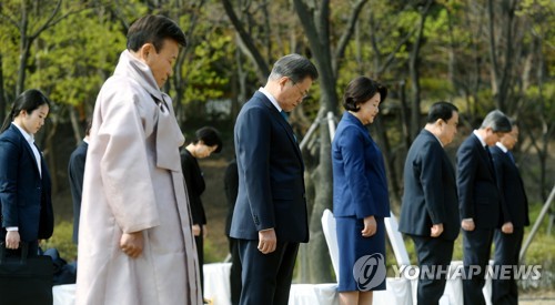 문 대통령, 임정 101주년 기념식 참석…'새로운 백년' 강조(종합)