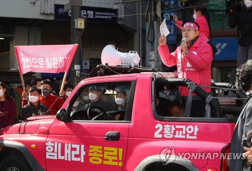 황교안, 대국민회견 큰절로 마치고 종로 표심훑기 '저인망' 유세