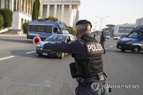 이탈리아 일일 사망자 6주만에 200명대↓…"내달 4일 봉쇄 완화"