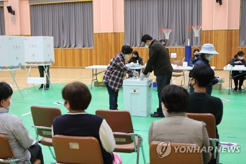 경남 투표소 문 열기 전 대기 행렬…뜨거운 투표열기