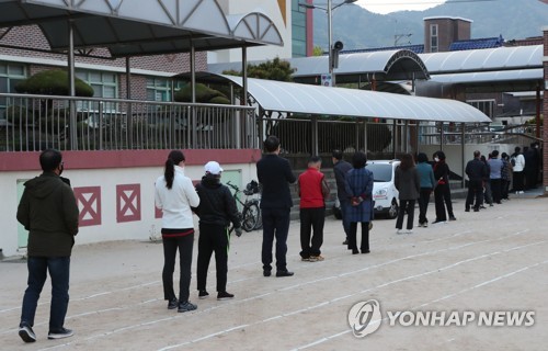 경남 투표소 문 열기 전 대기 행렬…뜨거운 투표열기