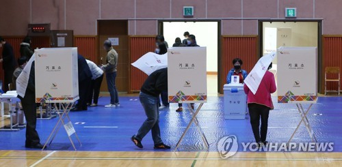 [선택 4·15] 투표소 문 열기 전부터 긴 줄…고3 새내기 투표 후 인증샷