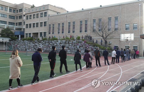 [선택 4·15] 투표소 문 열기 전부터 긴 줄…고3 새내기 투표 후 인증샷