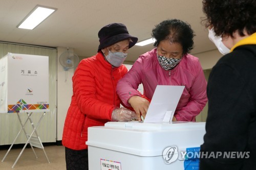 [선택 4·15] "투표하니 좋소" 116세 할머니도 코로나 뚫고 '한 표'