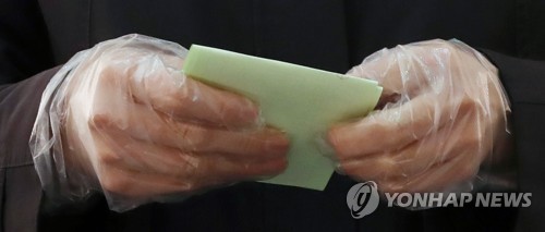 [선택 4·15] "인증은 손등 대신 종이에"…SNS에 투표 독려 활발