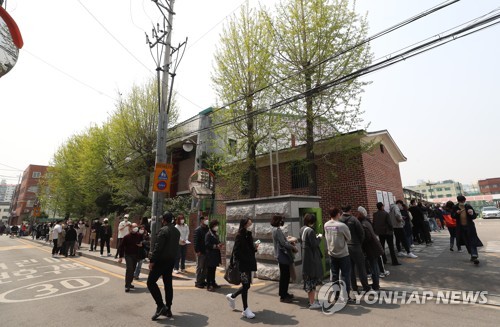 [선택 4·15] 마스크 쓰고 긴 줄 선 시민들…"나라 힘드니 투표 사명감 들어"(종합)