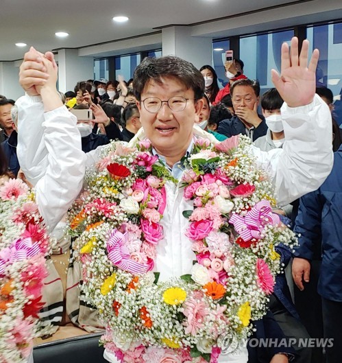 새벽까지 피 말리는 접전 춘천갑…허영 후보 '짜릿한' 대역전승(종합)