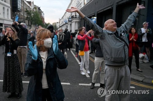 영국 코로나19 사망자 888명 증가…1만5000명 넘어