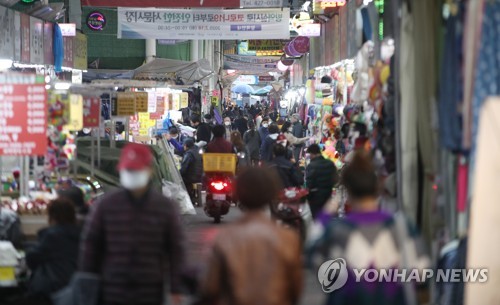 신규확진 58일만에 10명대…정부 "경제영향 고려 생활방역 결정"