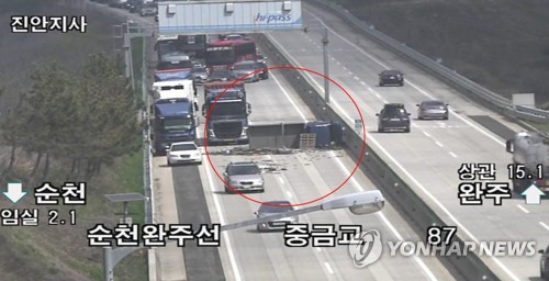 순천∼완주 고속도로서 트럭 넘어져 차량 정체…인명피해 없어