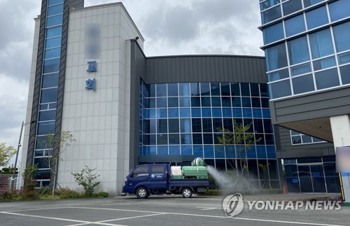 다시 문 여는 교회·술집·체육관…감염 재확산 우려 '증폭'