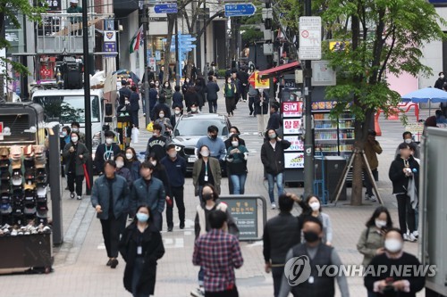 '거리두기 완화' 첫날 다중이용시설엔 긴장감…술집은 '북적'