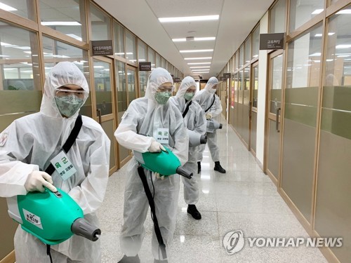 정부 "감염경로 알 수 없는 환자 증가…경계 늦출 수 없어"