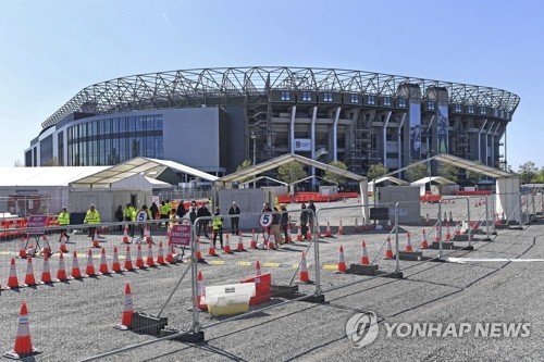 영국, 요양원으로 코로나19 검사 확대…마스크 착용은 권고 안해