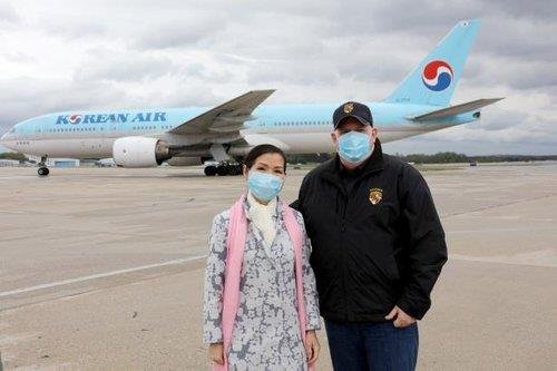 '한국사위' 美주지사, 트럼프에 재반격…한국진단키트 구매 공방