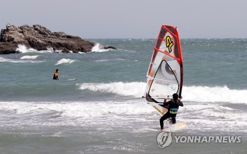 "코로나19에 지쳤다 황금연휴 즐기자"…지자체는 '초긴장'