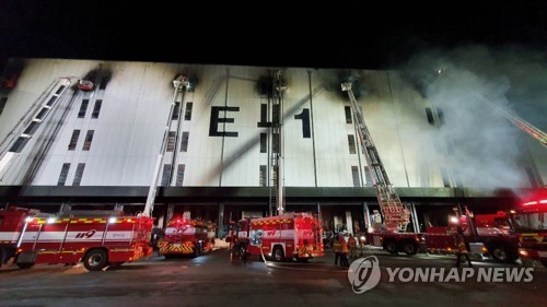 "220억 피해 군포물류센터 화재, 외국인근로자 담배꽁초 때문"