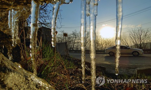 강원 쌀쌀한 날씨에 차차 건조…설악산 아침 최저 영하 8.6도