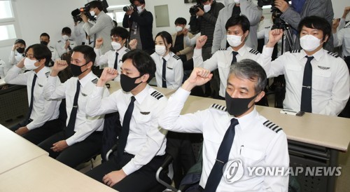 이스타항공 조종사들 "국내선 운항 재개하고 정리해고 중단하라"