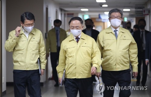 홍남기 "3차추경 상당규모…대부분 적자국채 발행으로 충당"(종합)