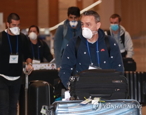 휴가 마친 벤투 축구대표팀 감독, 4개월 만에 귀국