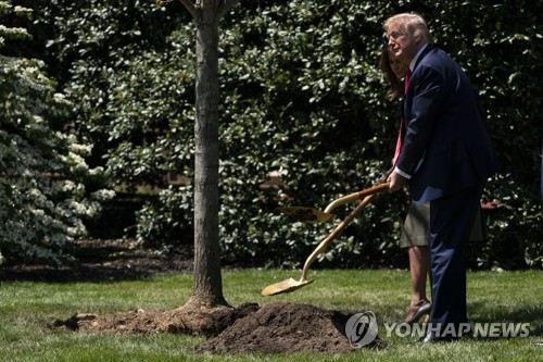 '백악관 콕' 트럼프, 탈워싱턴 바깥활동 '근질'…시간표는 아직